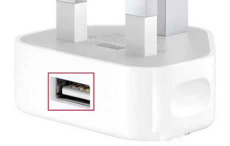 Cách kiểm tra củ sạc iPhone chính hãng - khe cắm USB được chế tạo bằng đồng